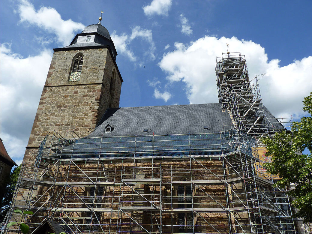 Einrüstung von St. Crescentius an der Südseite (Foto: Karl-Franz Thiede)